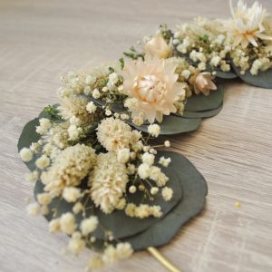 Corona decorativa de eucalipto y flores secas