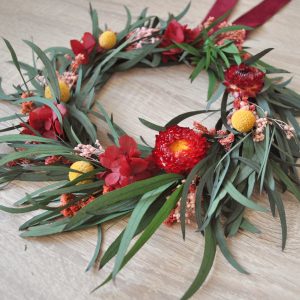 Corona decorativa de flores preservadas y secas